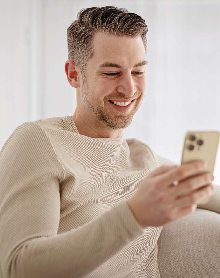 Conducteur souriant qui consulte ses documents d'assurance